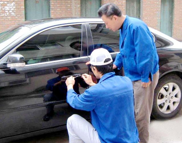 加查汽车钥匙丢在车里面怎么办?